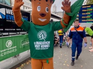 Qui a eu la chance de faire un high five avec notre super mascotte ? 🌳🙌💚